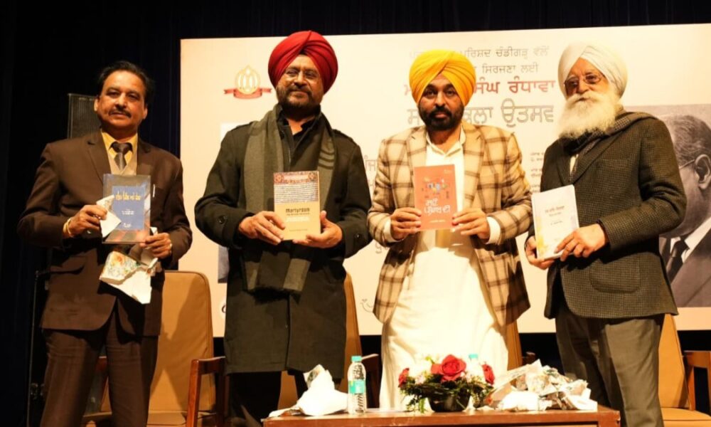 रंधावा उत्सव में पहुंचे CM भगवंत मान ने सुनाई कविताएं