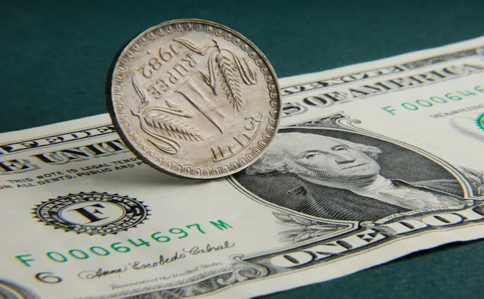 रुपया 94 के पार लुढ़का, डॉलर के मुकाबले ऐतिहासिक कमजोरी दर्ज