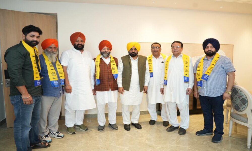 अकाली दल को बड़ा झटका: बी.सी विंग के ज़िला प्रधान सरवन सिंह मुनीम साथियों सहित AAP में शामिल अकाली दल को बड़ा झटका: बी.सी विंग के ज़िला प्रधान सरवन सिंह मुनीम साथियों सहित AAP में शामिल