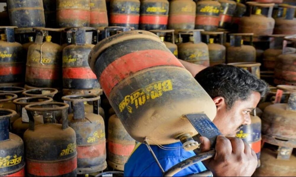 बेंगलुरु, मुंबई समेत देश के कई शहरों में LPG सिलेंडर का संकट; केंद्र सरकार का आया जवाब