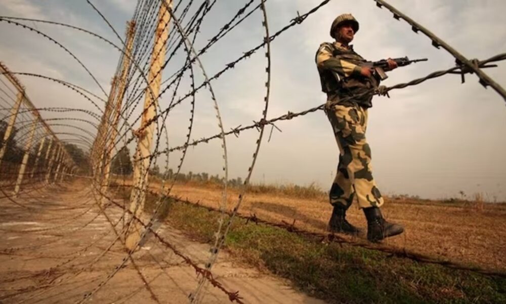 पंजाब: BSF ने बॉर्डर पर एक पाकिस्तानी स्मगलर को मार गिराया, संदिग्ध सामान बरामद