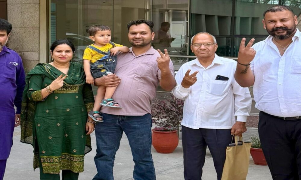 मोहाली में सिक्योरिटी गार्ड बना करोड़पति:₹200 के टिकट पर निकला डेढ़ करोड़ का इनाम; पंचकूला का रहने वाला