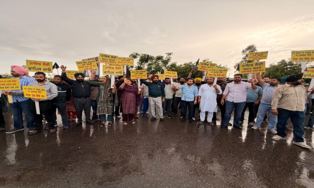 कुराली में हरियाणा के CM नायब सैनी का भारी विरोध, आप नेताओं ने दिखाए काले झंडे