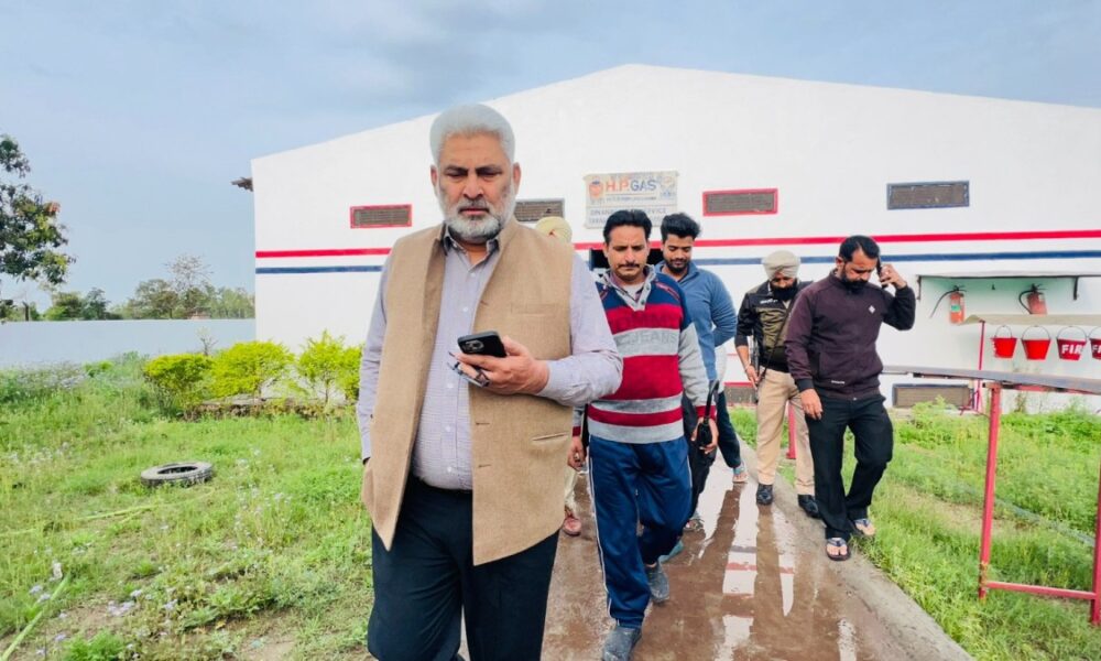 AAP मंत्री कटारूचक्क की गैस एजेंसी में रेड: 400 लोग बाहर खड़े, अंदर गोदाम में सिलेंडर भरे; संचालकों को फटकारा, अफसर तलब किए