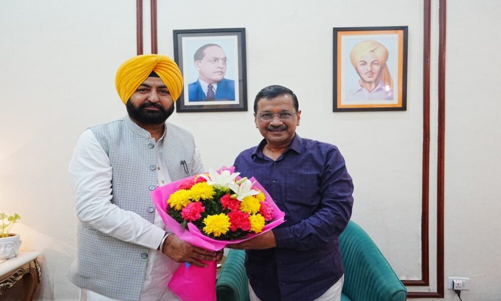 Hardeep Singh Mundia ने नई दिल्ली में अरविंद केजरीवाल और मनीष सिसोदिया से मुलाकात कर दी बधाई Hardeep Singh Mundia ने नई दिल्ली में अरविंद केजरीवाल और मनीष सिसोदिया से मुलाकात कर दी बधाई