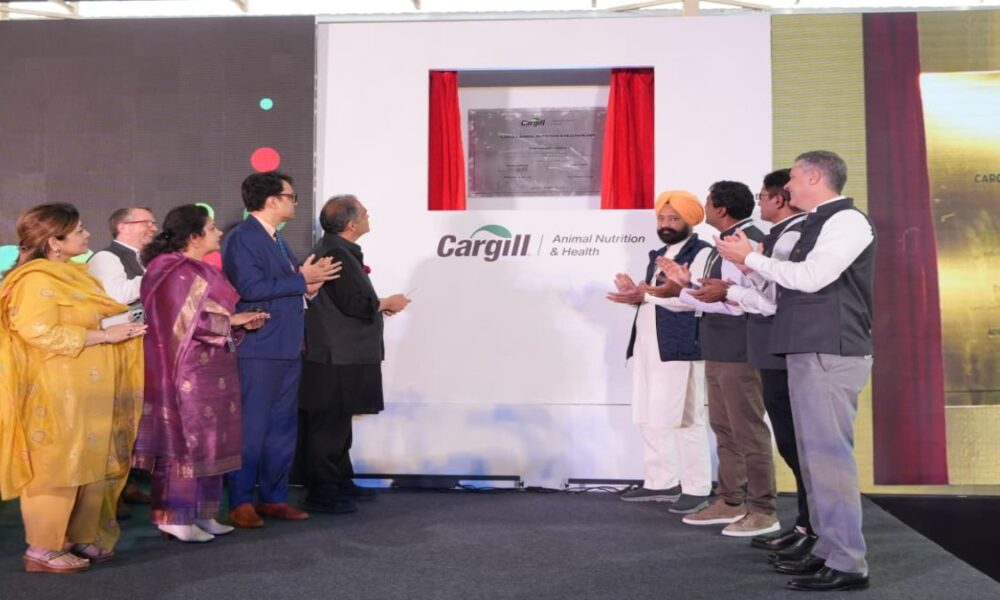 Punjab News: पंजाब की डेयरी और कृषि अर्थव्यवस्था के लिए बड़ी छलांग; भगवंत मान सरकार ने कारगिल कंपनी का दक्षिण एशिया का सबसे बड़ा 300 करोड़ रुपये का पशु चारा प्लांट किया शुरू Punjab News: पंजाब की डेयरी और कृषि अर्थव्यवस्था के लिए बड़ी छलांग; भगवंत मान सरकार ने कारगिल कंपनी का दक्षिण एशिया का सबसे बड़ा 300 करोड़ रुपये का पशु चारा प्लांट किया शुरू