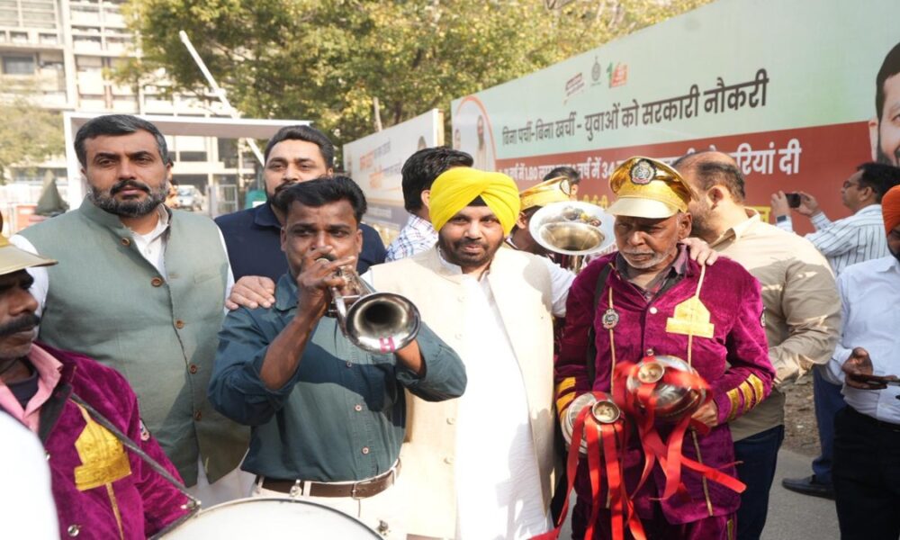 कांग्रेसी नेता प्रताप सिंह बाजवा की टिप्पणियों के विरोध में ‘बैंड बाजे’ के साथ पंजाब विधानसभा पहुंचे ‘AAP’ नेता