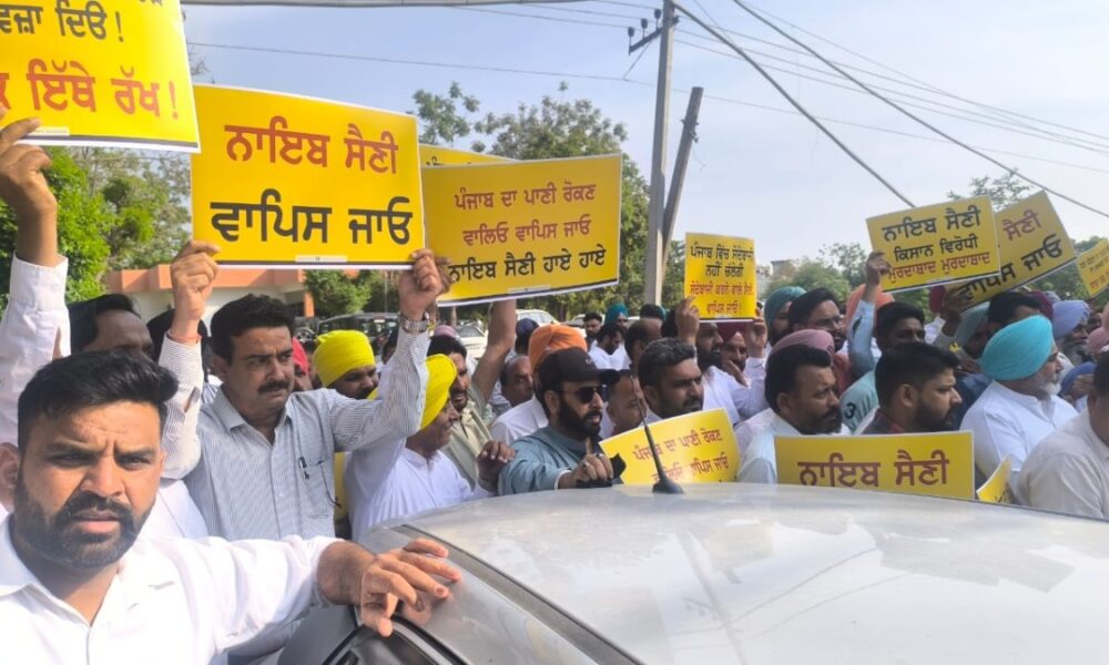 समाना में Saini को दिखाए गए काले झंडे, आप ने ”Go Back” के नारों के साथ किया ज़ोरदार प्रदर्शन