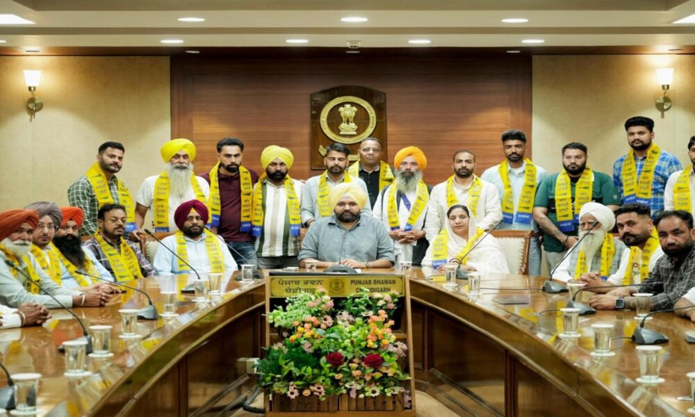 कांग्रेस, अकाली दल और भाजपा को बड़ा झटका, दर्जनों जमीनी स्तर नेता AAP में हुए शामिल