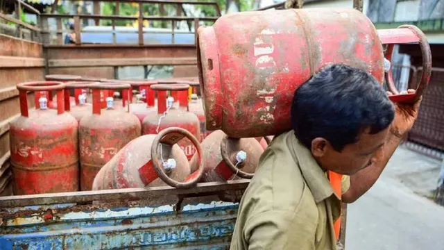 LPG बुकिंग नियम में बदलाव: अब 25 दिन बाद ही कर पाएंगे अगला सिलेंडर बुक, जमाखोरी रोकने के लिए सरकार का फैसला