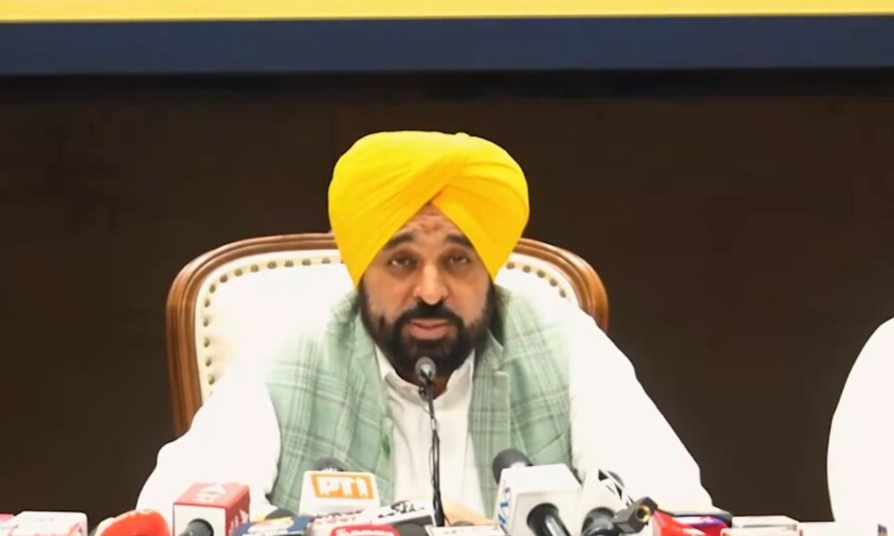 पंजाब CM ने शिक्षा के मुद्दे पर BJP को घेरा:बोले-गुजरात में सबसे ज्यादा पेपर लीक, देश में 2 तरह की शिक्षा व्यवस्था