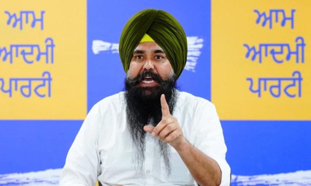 “हम छात्रों के साथ हैं” — PU में लाठीचार्ज की MP मलविंदर कंग ने की निंदा