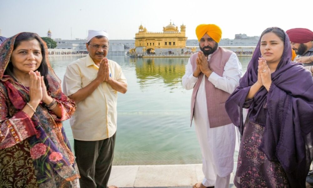 गोल्डन टेंपल पहुंचे अरविंद केजरीवाल और CM भगवंत मान: माथा टेक कर शुकराना अदा किया, बोले- दिल्ली की अदालत ने खारिज किए आरोप