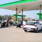 पेट्रोल पंपों पर ‘NO STOCK’ के बोर्ड, लंबी कतारों से मची अफरा-तफरी — अफवाहों पर सरकार की सख्त चेतावनी