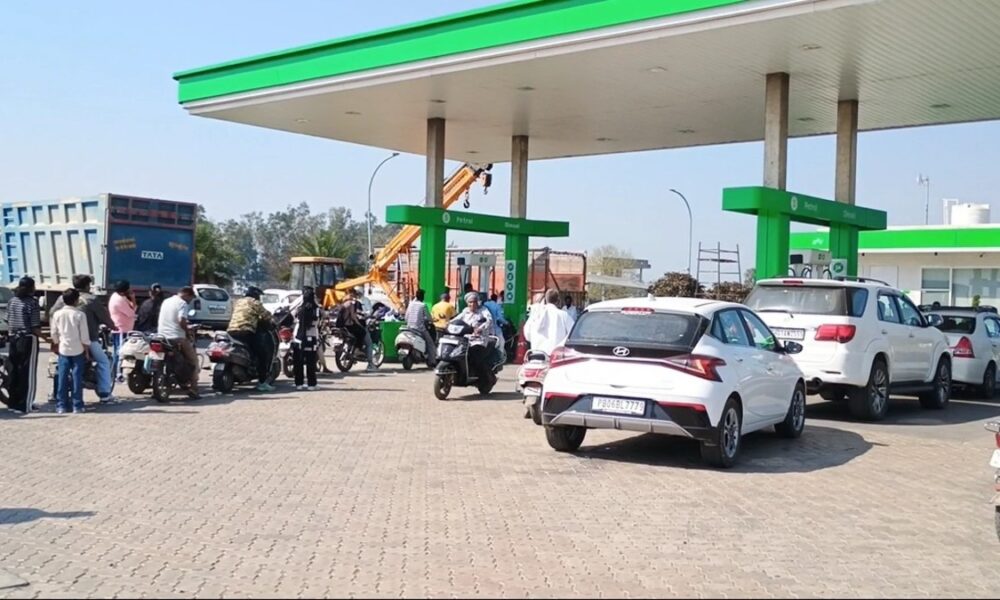 पेट्रोल पंपों पर ‘NO STOCK’ के बोर्ड, लंबी कतारों से मची अफरा-तफरी — अफवाहों पर सरकार की सख्त चेतावनी पेट्रोल पंपों पर ‘NO STOCK’ के बोर्ड, लंबी कतारों से मची अफरा-तफरी — अफवाहों पर सरकार की सख्त चेतावनी