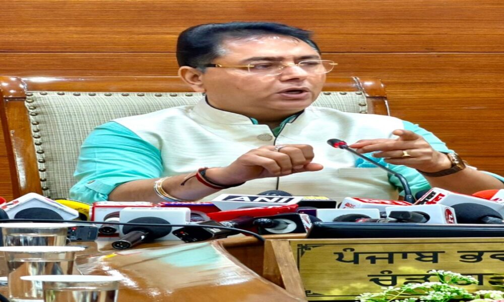 10 दिनों में 16,000 जनसभाएं: ‘आप’ सरकार का 4 साल का रिपोर्ट कार्ड घर-घर पहुंचाने की तैयारी — Aman Arora