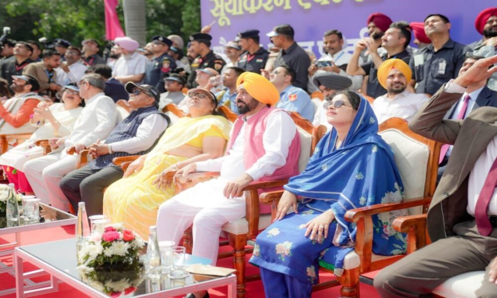 चंडीगढ़ एयर-शो का दूसरा दिन:एयरफोर्स की सूर्यकिरन टीम ने डायमंड-Y फॉर्मेशन बनाया; पंजाब और हरियाणा CM भी पहुंचे