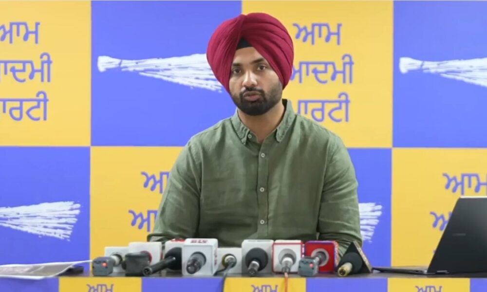 कांग्रेस विधायक खैरा के परिवार ने रामगढ़ में पंचायत की ज़मीन हड़पी, गांव के विकास में डाली रुकावट: AAP के हरसिमरन घुम्मण