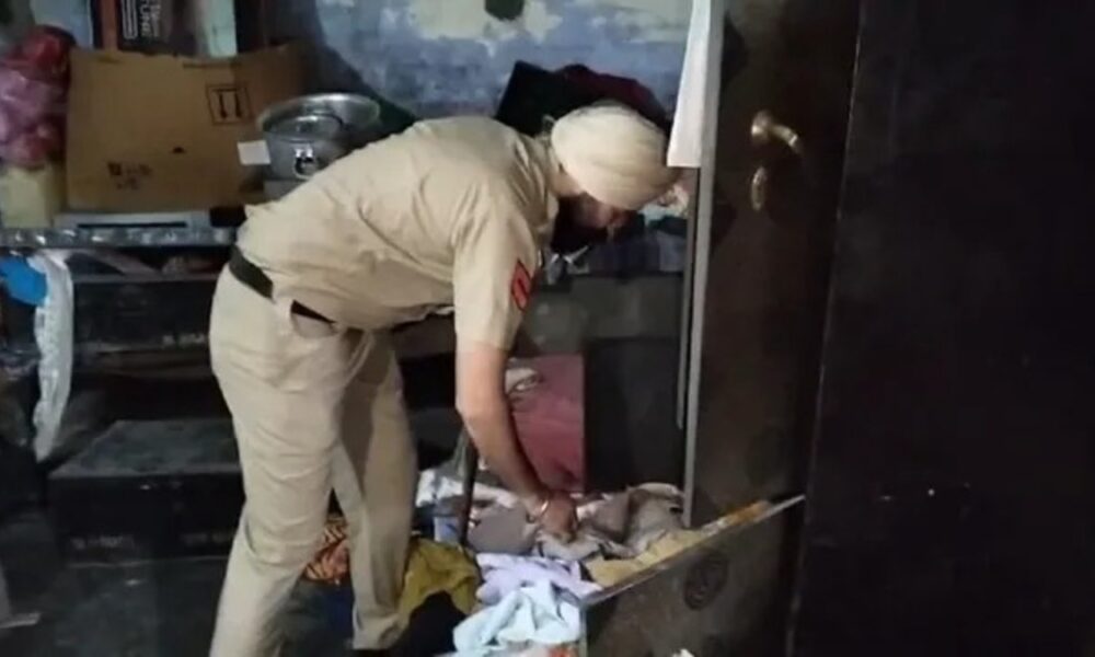 अमृतसर में Punjab पुलिस का सर्च अभियान; घर से हथियार और कारतूस बरामद, गांव पंडोरी वड़ैच में पुलिस की घेराबंदी