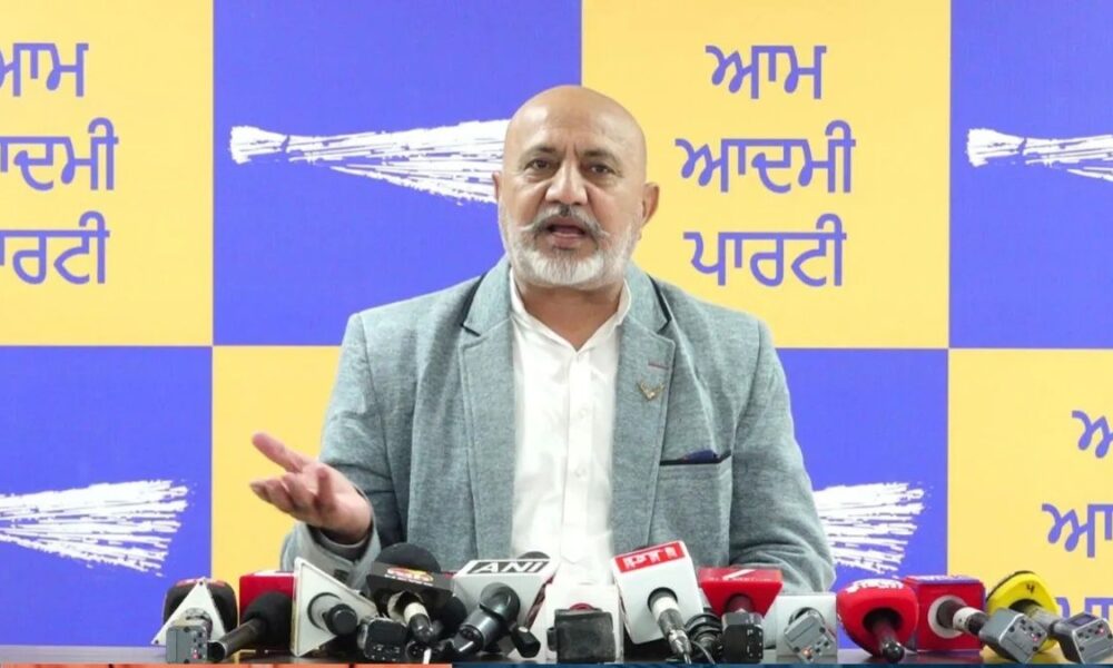 PRTC की बसों के कलर पर AAP का पलटवार:बलतेज पन्नू बोले- 2016 में आकाली दल ने ग्रामीण बसों का करवाया था यही कलर PRTC की बसों के कलर पर AAP का पलटवार:बलतेज पन्नू बोले- 2016 में आकाली दल ने ग्रामीण बसों का करवाया था यही कलर