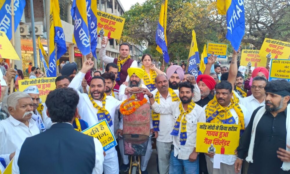 स्मृति ईरानी का ‘सिलेंडर डांस’ अब कहां गया? चंडीगढ़ के सेक्टर-17 में AAP का Modi सरकार की लूट के खिलाफ उग्र प्रदर्शन