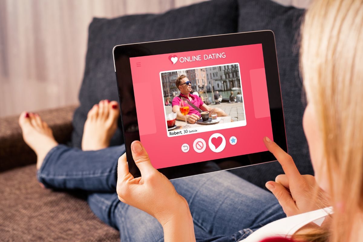 परफेक्ट मैच की तलाश में हैं? ऑनलाइन डेटिंग करते समय इन बड़ी गलतियों से रहें सावधान