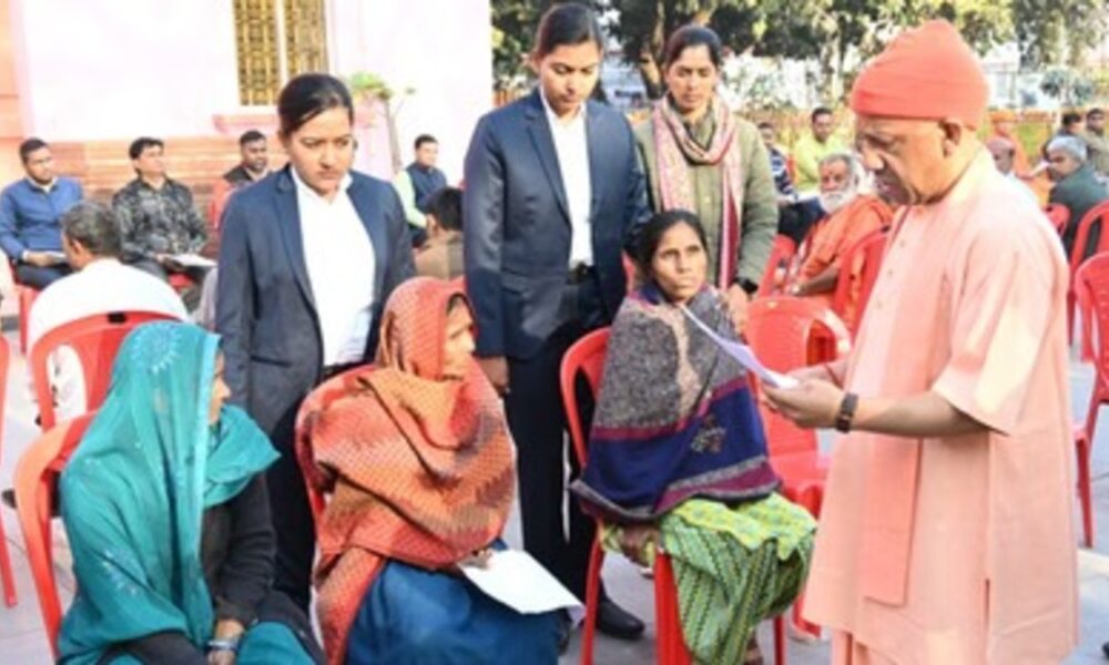 होली पर गोरखनाथ मंदिर में CM योगी का जनता दर्शन, इलाज के लिए आर्थिक मदद का भरोसा होली पर गोरखनाथ मंदिर में CM योगी का जनता दर्शन, इलाज के लिए आर्थिक मदद का भरोसा