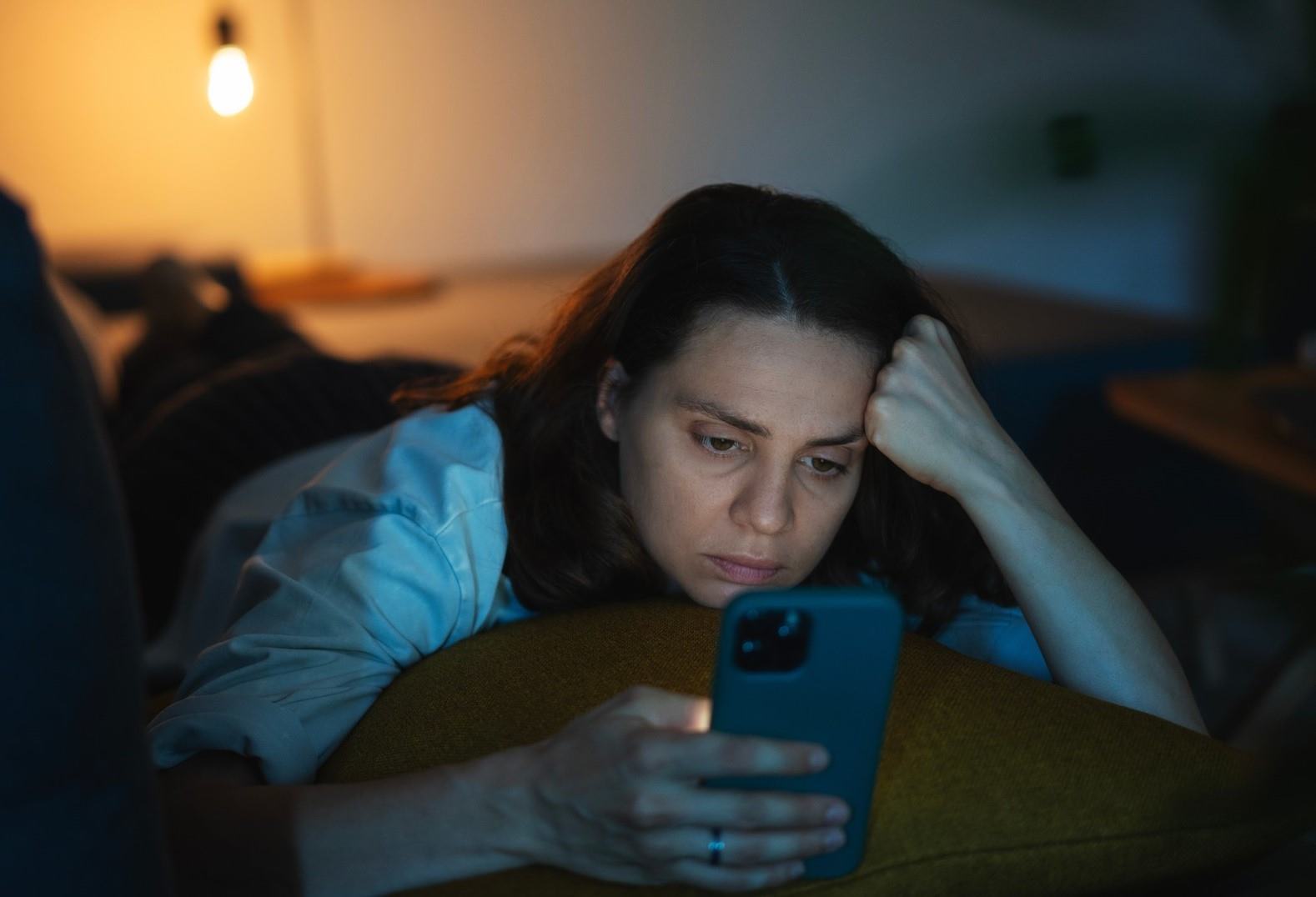 डूम-स्क्रॉलिंग की लत से बर्बाद हो रही नींद! रात में फोन चलाना बन रहा सेहत का दुश्मन