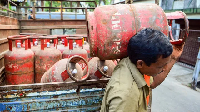 LPG सिलेंडर महंगा: घरेलू गैस 60 रुपए बढ़ी, मिडिल ईस्ट तनाव के बीच सरकार ने बढ़ाया उत्पादन