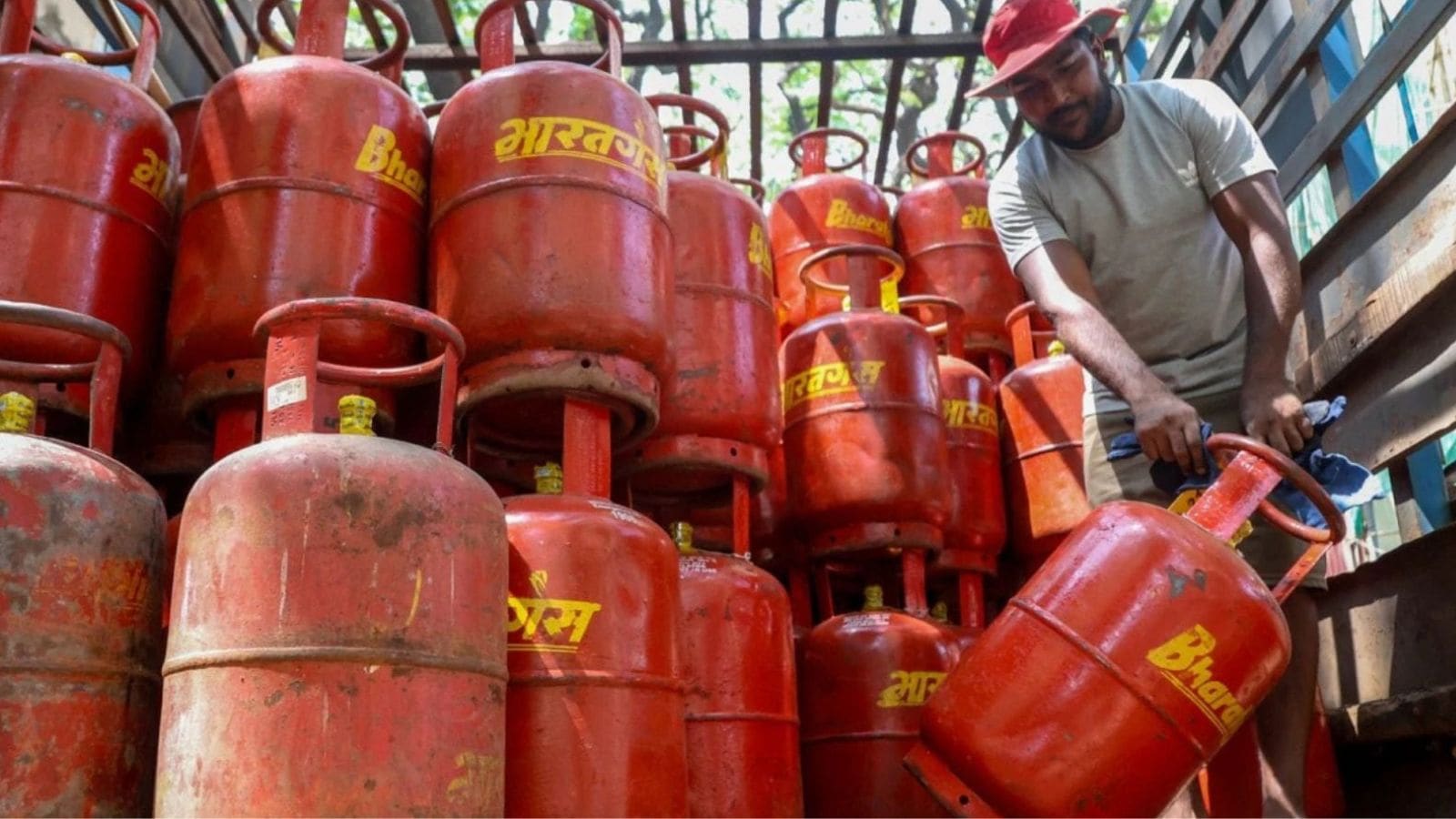 LPG शॉर्टेज पर केंद्र का बड़ा फैसला: 23 मार्च से राज्यों को 20% अतिरिक्त सप्लाई, ढाबों-होटलों को प्राथमिकता