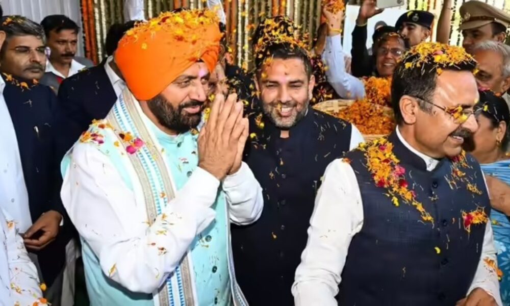 केसरिया पगड़ी से पंजाब पर नजर? बजट में हरियाणा के CM नायब सैनी का सियासी संदेश, कांग्रेस ने बोला हमला केसरिया पगड़ी से पंजाब पर नजर? बजट में हरियाणा के CM नायब सैनी का सियासी संदेश, कांग्रेस ने बोला हमला