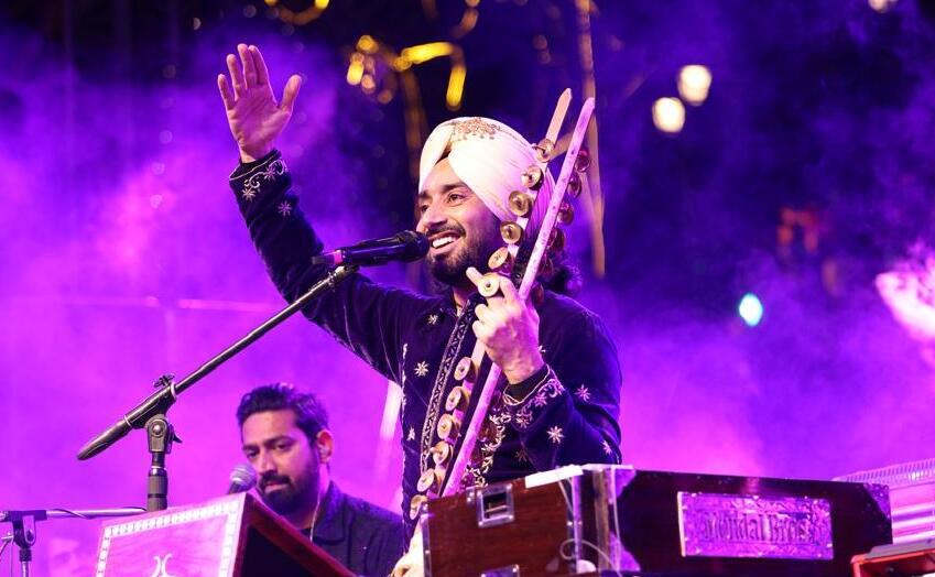 बारिश भी नहीं रोक पाई सरताज का जादू, लुधियाना में भीगते हुए झूमे हजारों फैंस बारिश भी नहीं रोक पाई सरताज का जादू, लुधियाना में भीगते हुए झूमे हजारों फैंस