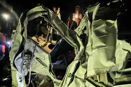 नेपाल में बड़ा सड़क हादसा: तीर्थयात्रियों से भरी बस 200 फीट गहरी खाई में गिरी, 7 भारतीयों की मौत नेपाल में बड़ा सड़क हादसा: तीर्थयात्रियों से भरी बस 200 फीट गहरी खाई में गिरी, 7 भारतीयों की मौत