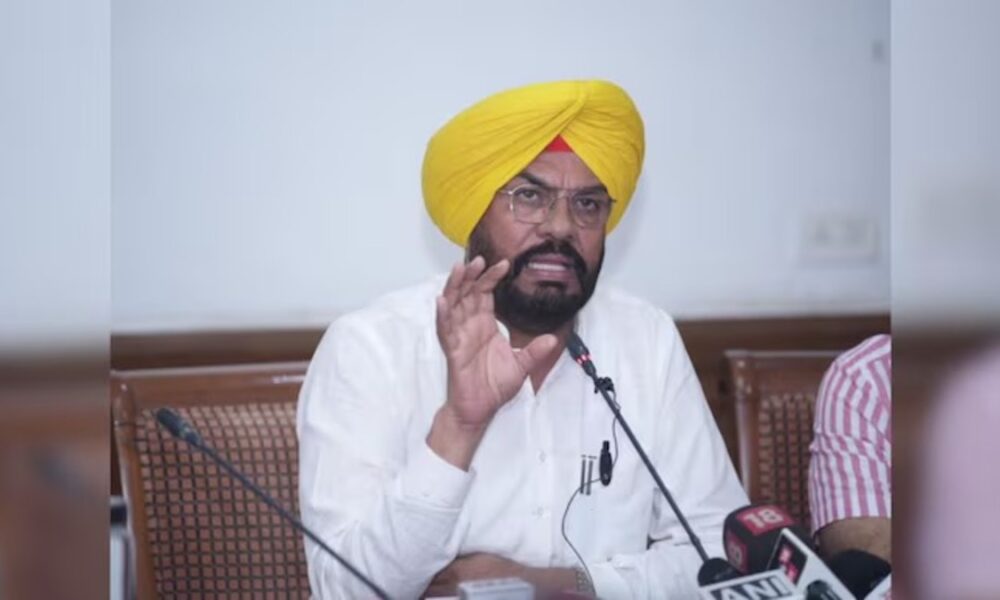 अमृतसर में 11 आम आदमी क्लीनिक मंजूर:4 करोड़ का फंड जारी, फ्री होंगे 42 तरह के टेस्ट; मुफ्त इलाज सुविधाएं जल्द शुरू