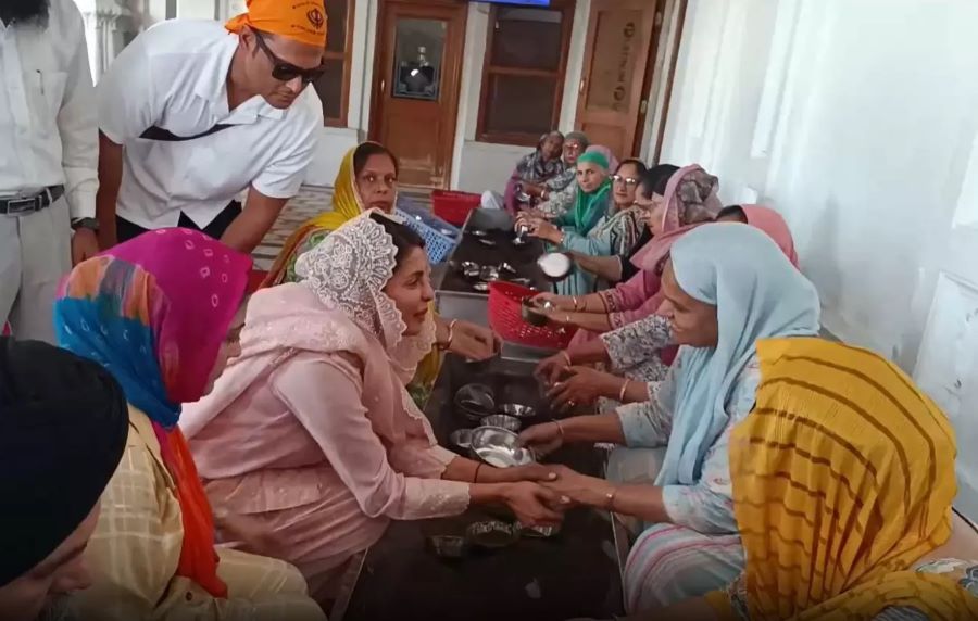 अमृतसर में देसी गर्ल, स्वर्ण मंदिर में प्रियंका चोपड़ा ने टेका माथा, सादगी से जीता दिल