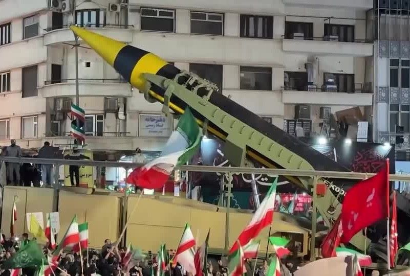 ईरान में रात की रैलियों का उफान: ड्रोन प्रदर्शन से लेकर दूल्हा-दुल्हन तक, सड़कों पर दिखा देशभक्ति का जज्बा