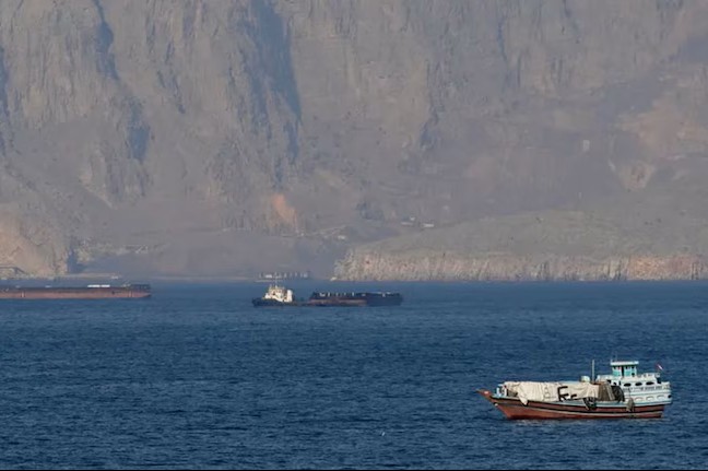 होर्मुज में तनाव चरम पर: भारतीय जहाजों पर गोलीबारी, कई टैंकरों की आवाजाही थमी