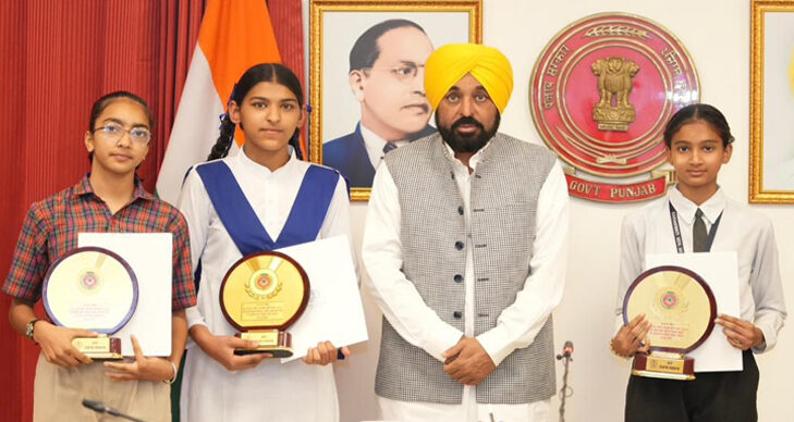 चंडीगढ़ में मेधावी छात्रों का सम्मान, सीएम मान ने 8वीं के टॉपर्स को किया प्रेरित