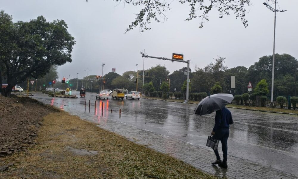 पंजाब में आज फिर बिगड़ेगा मौसम, 12 जिलों में बारिश और आंधी-तूफान का अलर्ट