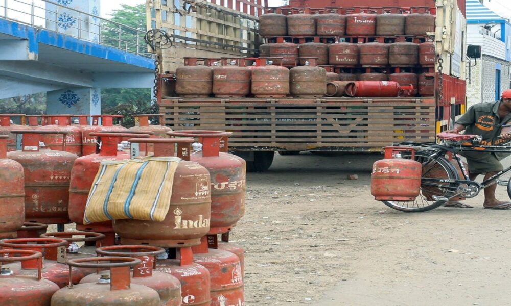 LPG Price Hike: महंगाई का झटका! कमर्शियल एलपीजी सिलिंडर के दाम पहुंचे ₹2 हजार के पार, जानें घरेलू गैस के नए रेट