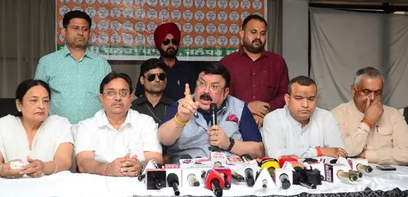 पूर्व प्रदेश अध्यक्ष श्वेत मलिक का हमला, AAP की राजनीति पर खड़े किए सवाल