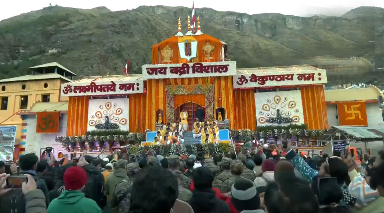 भव्य समारोह में खुले बद्रीनाथ धाम के कपाट, फूलों से सजा दरबार…. सीएम धामी ने की प्रथम पूजा