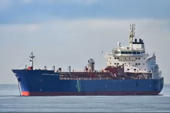 7 साल बाद फिर जुड़ा भारत-ईरान तेल कनेक्शन: 6 लाख बैरल क्रूड लेकर गुजरात पहुंच रहा टैंकर 7 साल बाद फिर जुड़ा भारत-ईरान तेल कनेक्शन: 6 लाख बैरल क्रूड लेकर गुजरात पहुंच रहा टैंकर