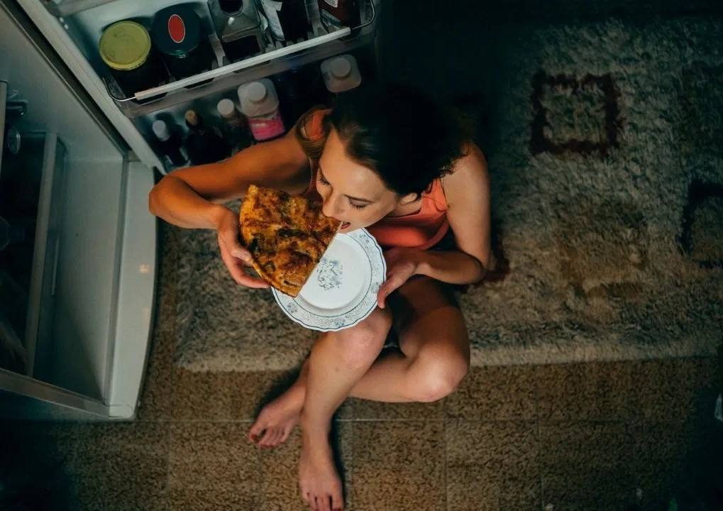 आधी रात की भूख से परेशान? ये हल्के और हेल्दी स्नैक्स देंगे राहत, नींद भी होगी बेहतर