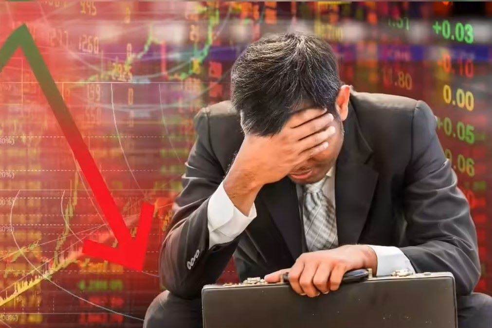 बाजार की कमजोर शुरुआत, सेंसेक्स 700 अंक टूटा, निफ्टी 24,200 के नीचे फिसला