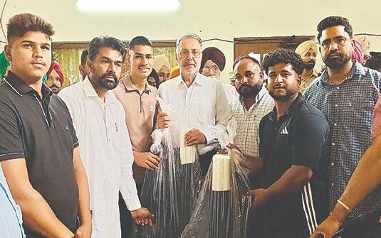 पटियाला के गांवों में खेल क्रांति की तैयारी, स्वास्थ्य एवं परिवार कल्याण मंत्री ने युवाओं को बांटी 200 स्पोर्ट्स किट पटियाला के गांवों में खेल क्रांति की तैयारी, स्वास्थ्य एवं परिवार कल्याण मंत्री ने युवाओं को बांटी 200 स्पोर्ट्स किट