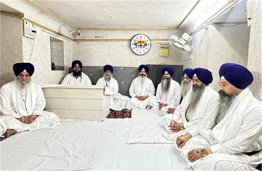 बेअदबी कानून पर बढ़ा विवाद: श्री अकाल तख्त से सरकार को सलाह, “ग्रंथी सिंहों और सिख संस्थाओं को कानूनी दायरे से बाहर रखा जाए”