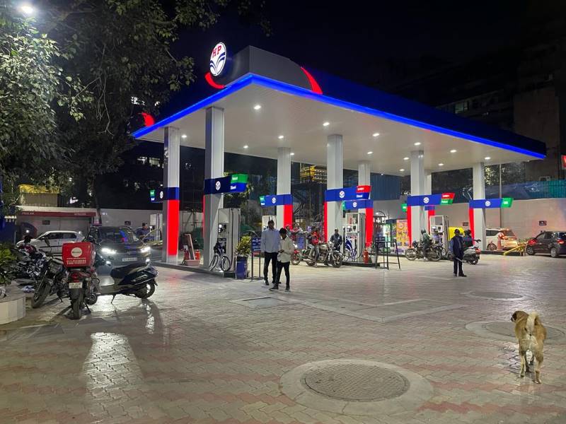 कच्चे तेल की महंगाई से तेल कंपनियां दबाव में, रोजाना हजारों करोड़ का झटका