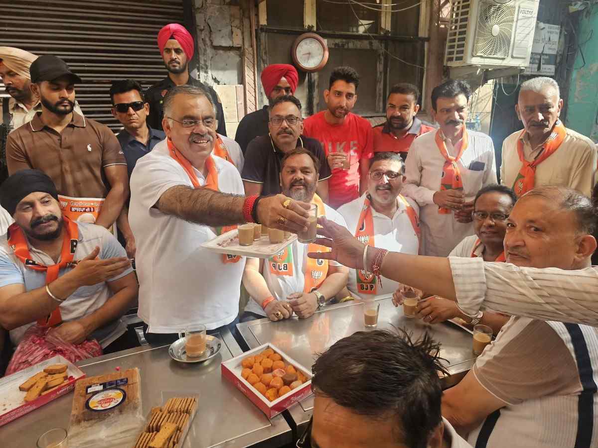 अमृतसर में बीजेपी का जनसंपर्क अभियान तेज, तरुण चुघ ने ‘चाय संवाद’ में घेरा पंजाब सरकार; बोले- नशा और गैंगस्टरवाद ने बिगाड़ी स्थिति
