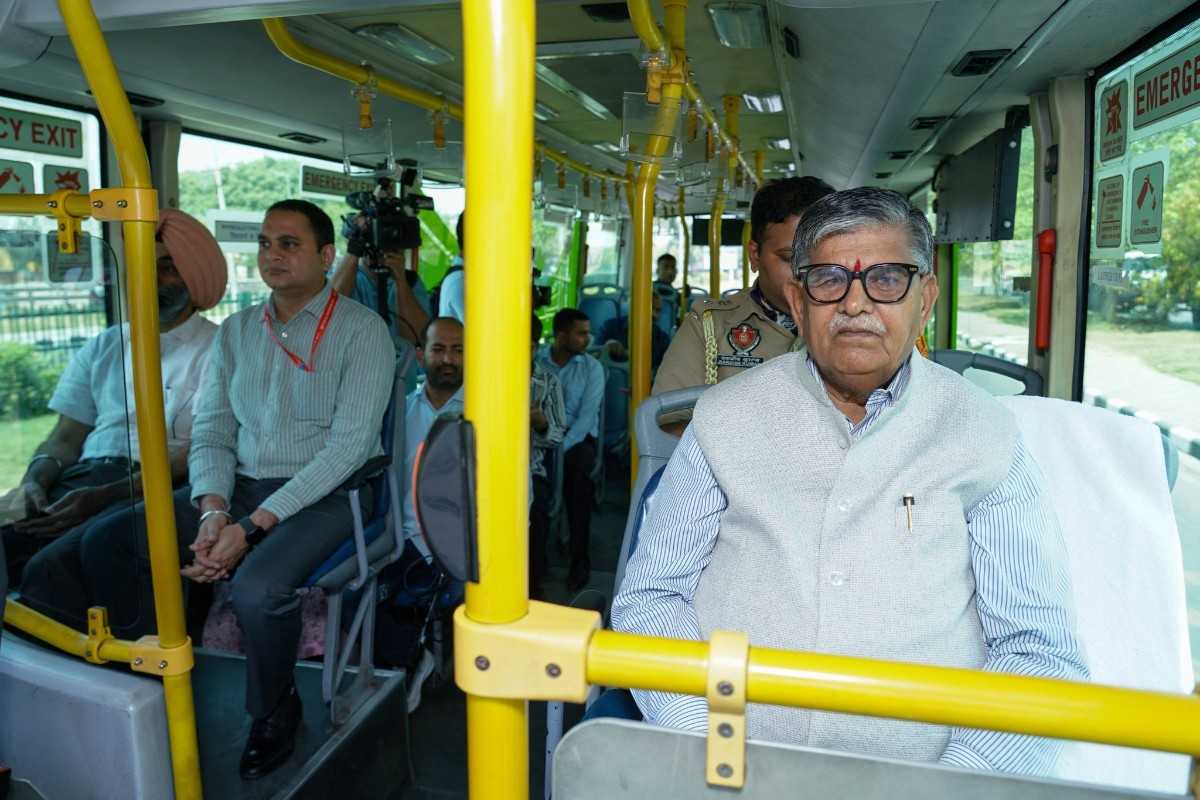 पर्यावरण और ईंधन बचत का संदेश देने सड़क पर उतरे राज्यपाल, सीटीयू बस में सफर कर पहुंचे सचिवालय पर्यावरण और ईंधन बचत का संदेश देने सड़क पर उतरे राज्यपाल, सीटीयू बस में सफर कर पहुंचे सचिवालय